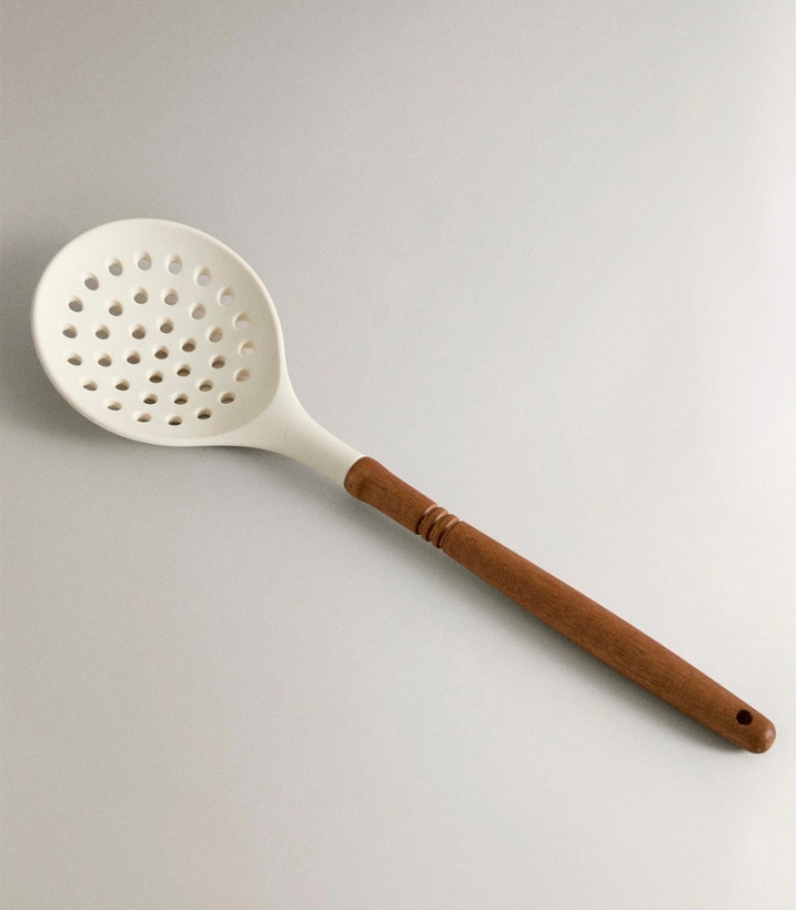 کفگیر سوراخدار سیلیکونی با دسته چوب آکاسیا zarahome(تحویل ۱۰روز کاری)