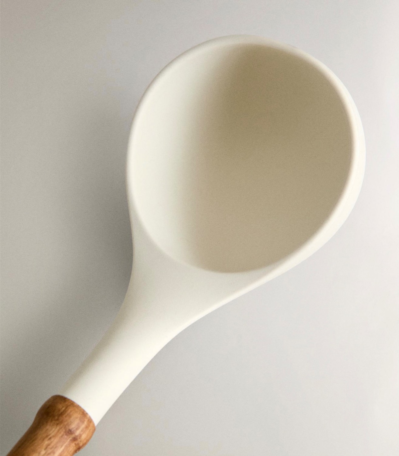 ملاقه سیلیکونی با دسته چوب آکاسیاzarahome(تحویل ۱۰روز کاری)