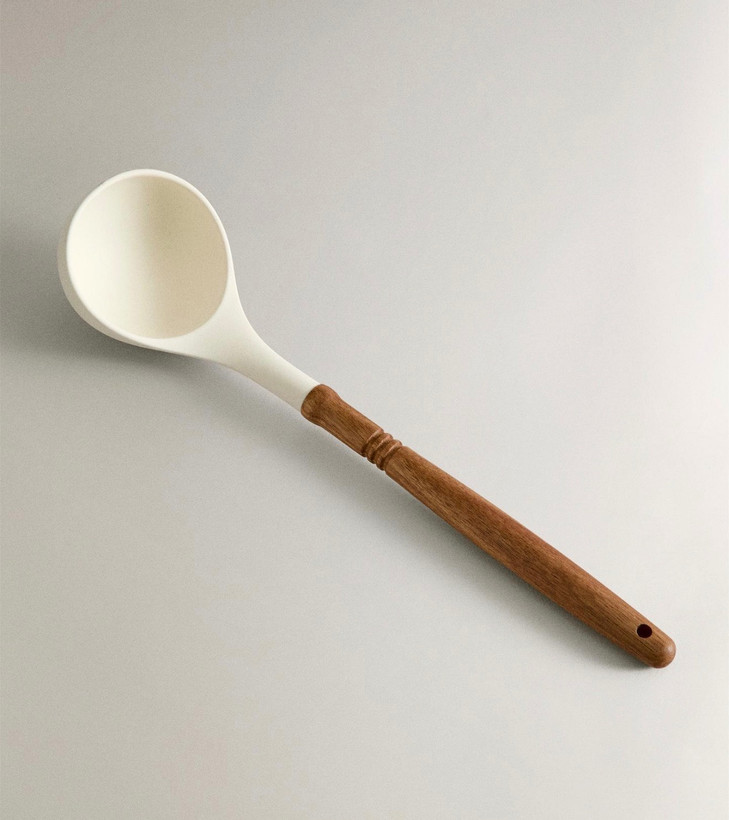 ملاقه سیلیکونی با دسته چوب آکاسیاzarahome(تحویل ۱۰روز کاری)